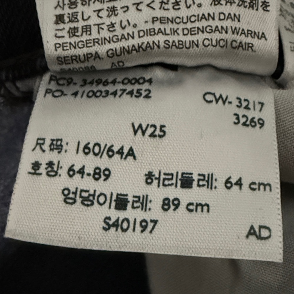 Levi's Women's Wedgie Straight in Faded Black “Break a Leg” in size 25. - Picture 8 of 8